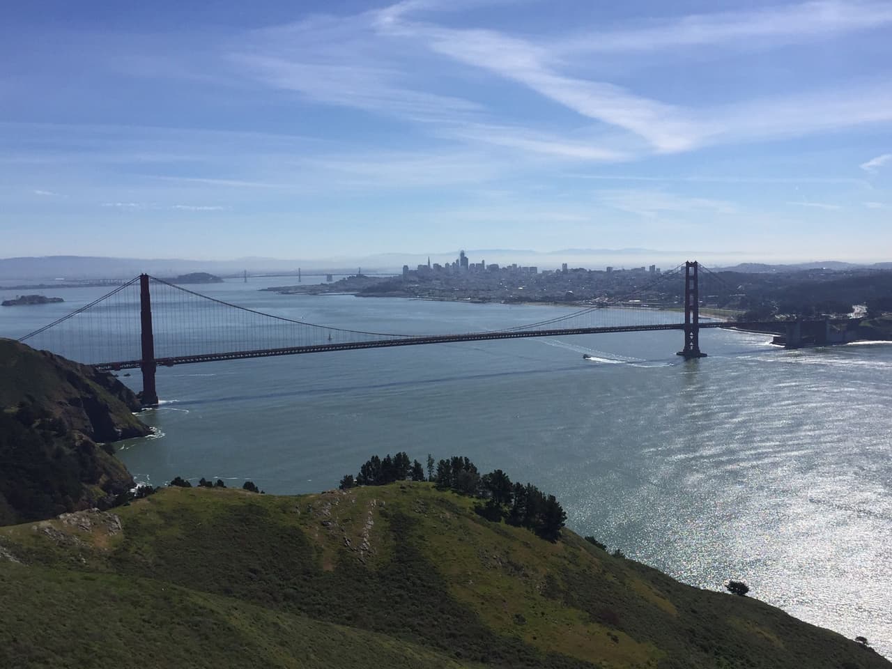 Una caminata al amanecer con vistas de la ciudad. ¿Eres fanático de una taza de café caliente y las impresionantes vistas de San Francisco? Si la respuesta es sí, esta cita es para ti. Con vistas del amanecer sobre Angel Island y el Golden Gate. Puedes conducir hasta un estacionamiento en la parte superior y realizar una caminata rápida de 1 milla a la cima de 
<a href="https://www.alltrails.com/trail/us/california/hawk-hill-trail/photos" target="_blank">Hawk Hill</a>.