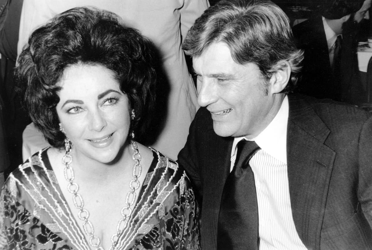 Muere John Warner, quien fue senador, secretario de Marina y marido de Liz Taylor