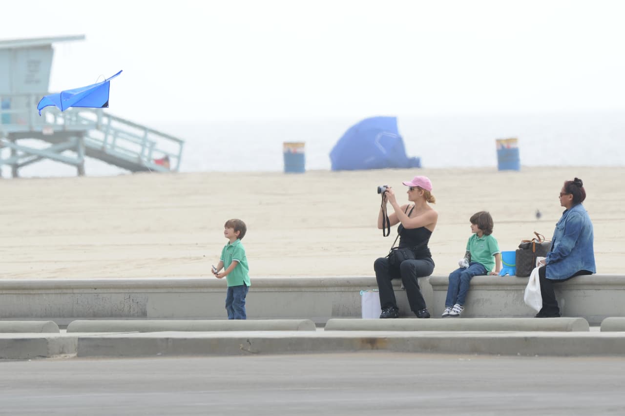 Existen pocas imágenes de los únicos hijos varones del cantante y estas son algunas que se han logrado con los años. En ellas aún aparecen siendo niños, pero hoy son ya unos jóvenes. 
<b><a href="https://www.univision.com/entretenimiento/celebridades/los-hijos-de-aracely-arambula-y-luis-miguel-ya-son-ninos-grandes-fotos" target="_blank">Miguel tiene 13 años y Daniel, 11. </a></b>
<br>