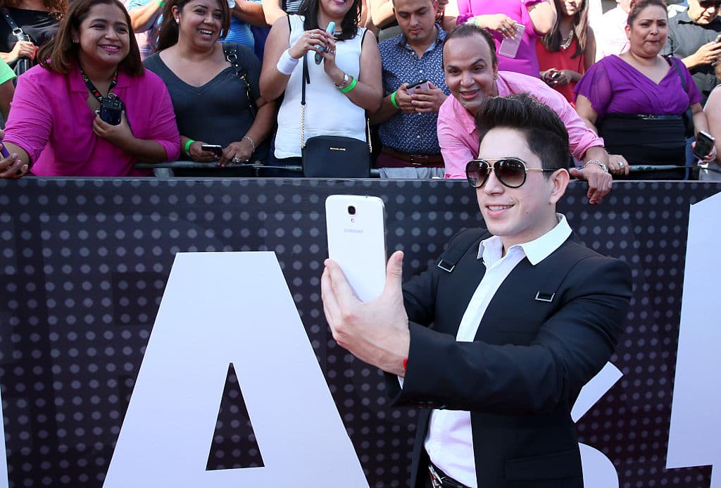 Antes de conquistar la fama, su carrera quedó en silencio durante tres años, debido al fallecimiento de su padre, algo que lo sumió en una profunda tristeza y lo llevó a ocuparse de su madre. Finalmente, en 2011 lanzó su primer disco 'Quiero que seas tú', con el que conectó con millones de fans.