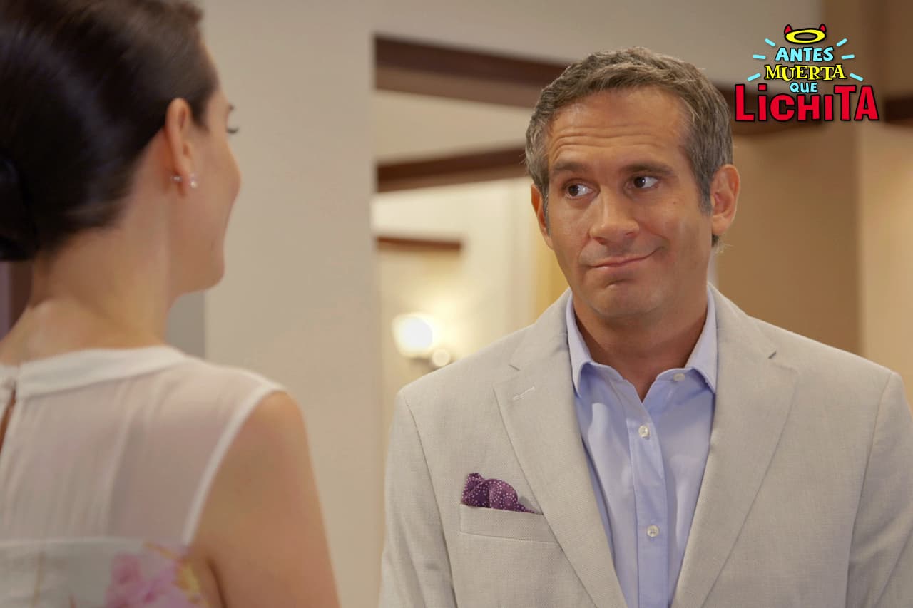 Roberto regresa de Los Ángeles y le cuenta a Beatriz que Augusto planea llevarse Icónika México a USA.