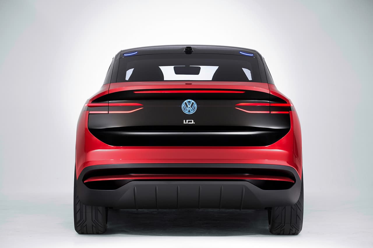 <b>Volkswagen I.D. Crozz Concepto</b>
<br>La familia I.D. de Volkswagen tendrá un cargador veloz para cada uno de sus vehículos, en el caso del Crozz contará con uno de 150 kWh que en 30 minutos proporcionará 80% de la carga total.