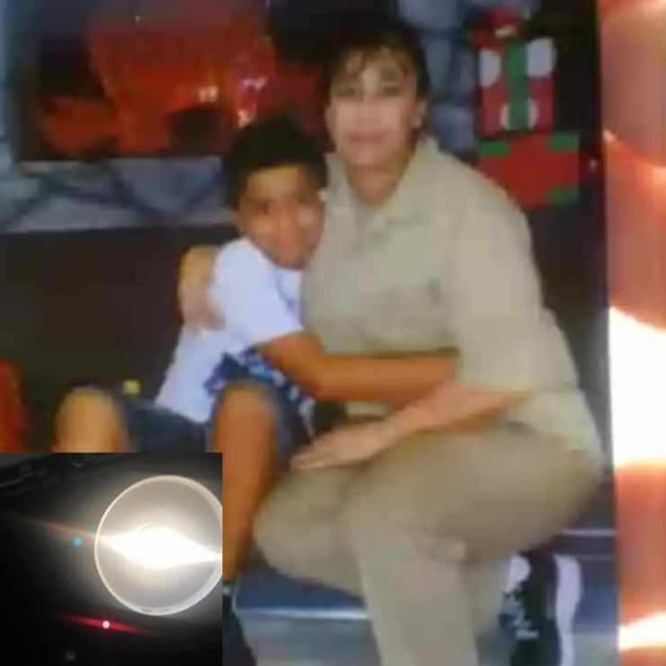 Cantú posa con uno de sus nietos en la prisión Carswell de Texas.