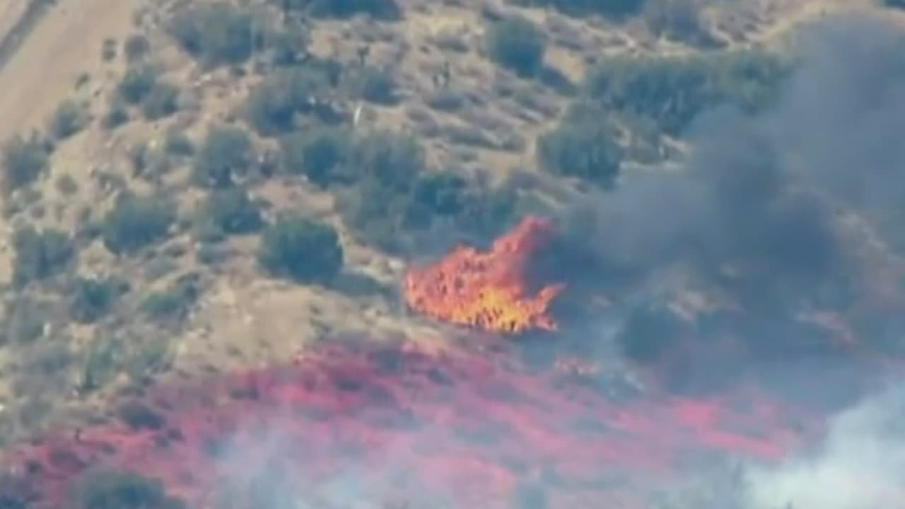 Bomberos se enfrentan a un devastador incendio en el Valle del Antílope