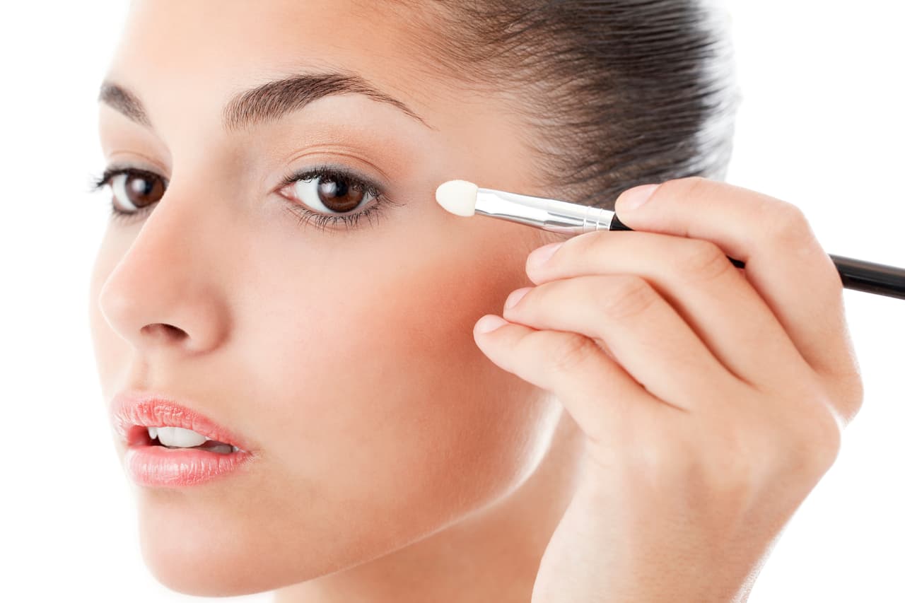 4. Ojos delatores. Los ojos suelen evidenciar el cansancio. Pero, tanto quienes sufren de ‘puffy eyes’, como quienes tienen ojeras, no deberían recurrir a tratamientos invasivos para remediarlo.