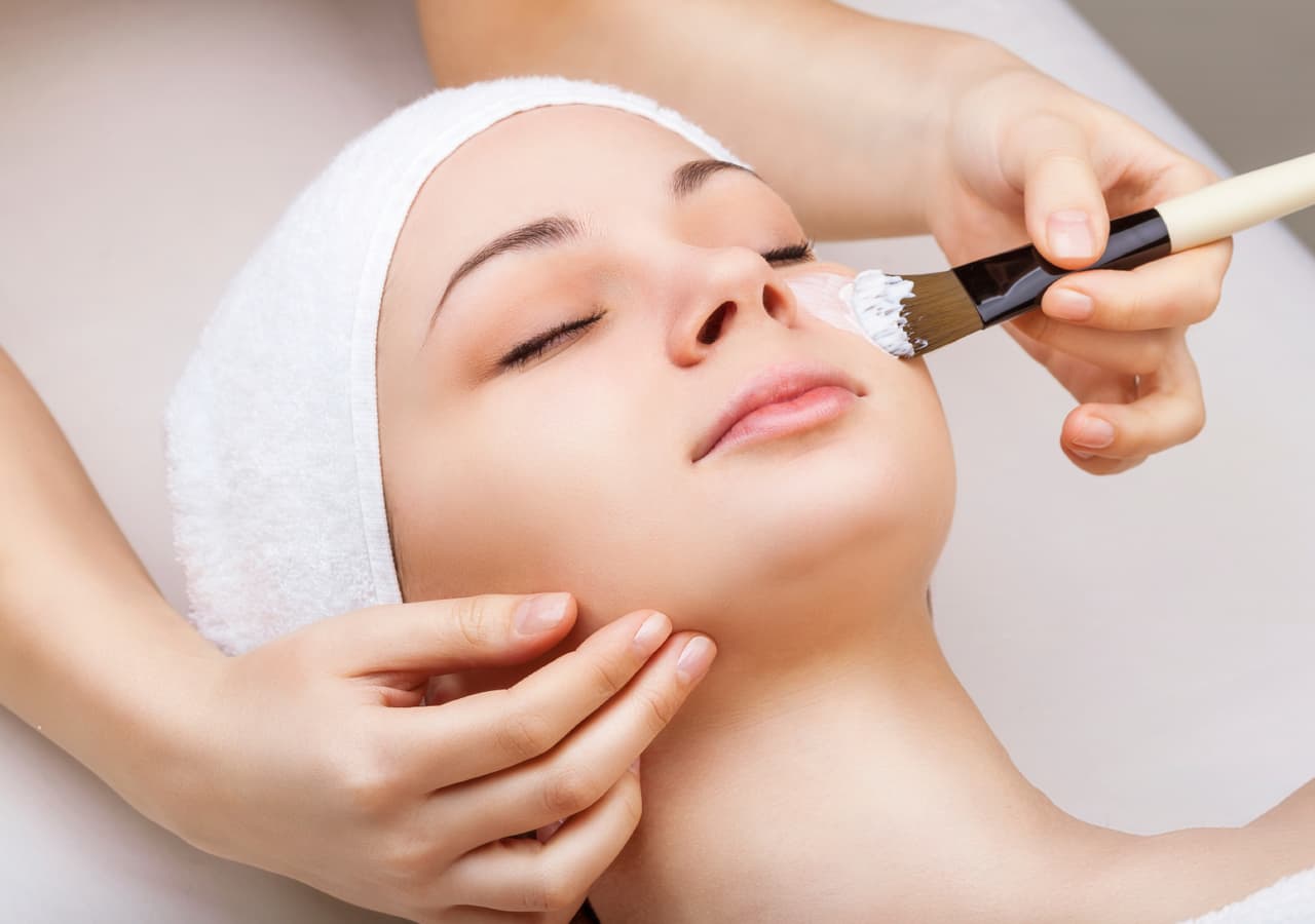 1. Rostro fresco. La maquillista de ‘celebrities’, Lori Depp, sugirió en primer lugar, usar un cepillo exfoliante con un limpiador suave. Luego, enjuaga tu rostro, y apoya un paño suave y frío sobre él durante varios minutos.