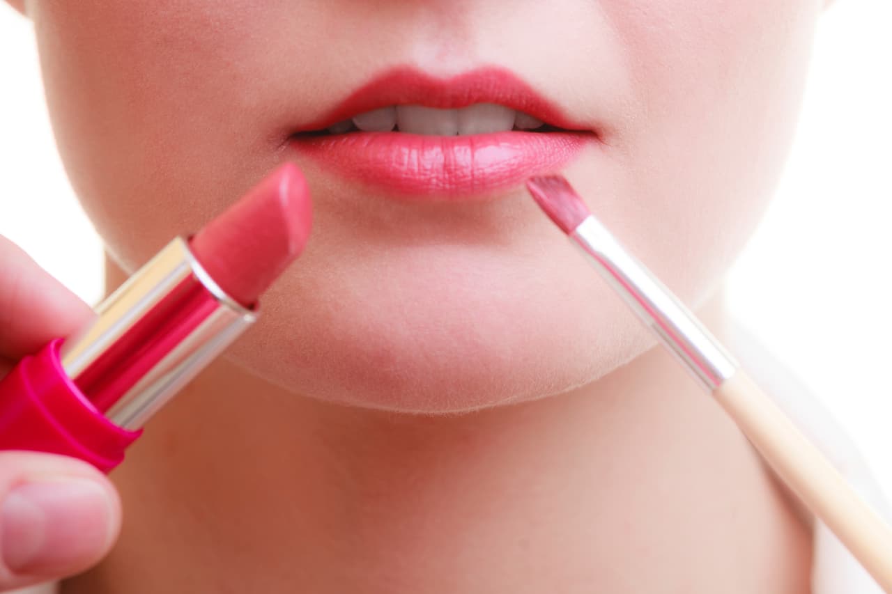 Colócate bálsamo labial. Úsalo antes del ‘lipstick’, para ayudar a que el color se mantenga. Además, su efecto reparador hará que tus labios estén suaves todo el día.