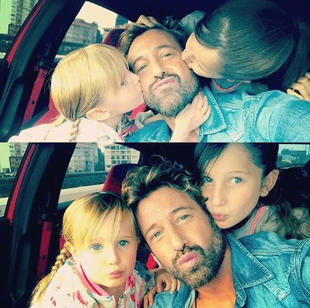 El actor confesó al portal Las Estrellas que la escena no estaba planeada, pero al productor Juan Osorio se le ocurrió porque las niñas acompañaron ese día a su padre al set de grabación.