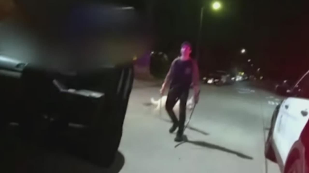 <b>"Estoy sangrando por todas partes": un joven hispano ataca a su madre con dos espadas samurái</b>
<br>
<br>El ataque ocurrió en Los Ángeles, California. La cámara corporal de uno de los policías que atendieron la emergencia captó el momento en que el hombre, de 23 años, fue sometido con una pistola eléctrica y detenido por las autoridades. El sospechoso fue acusado de intento de asesinato.