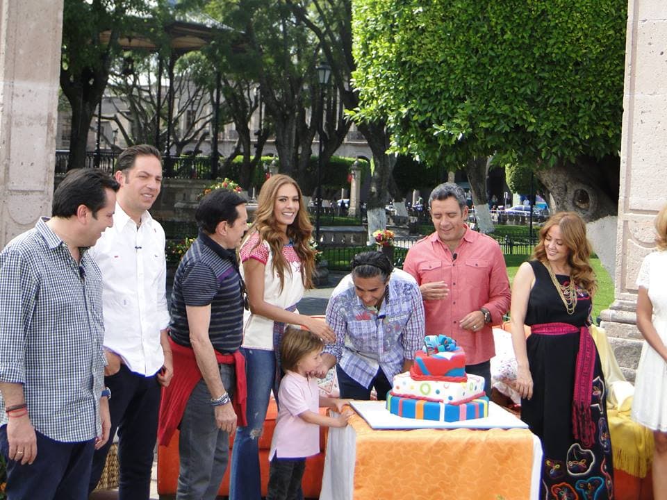 ¿Otro pastel? Hoy consentimos al Negrito a lo grande.