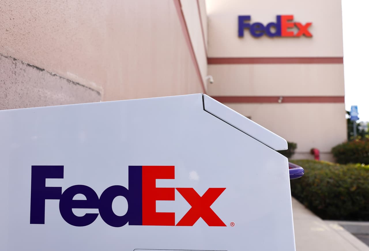 FedEx promete salarios competitivos y tiene disponibles turnos de día, noche y fin de semana.