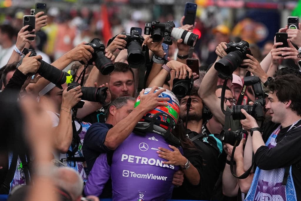 El piloto de Mercedes Kimi Antonelli, de Italia, celebra tras ganar el Gran Premio de Fórmula Uno de Miami, el domingo 3 de mayo de 2026.