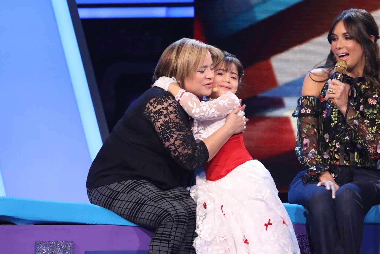 Se dieron un abrazo con mucho amor.