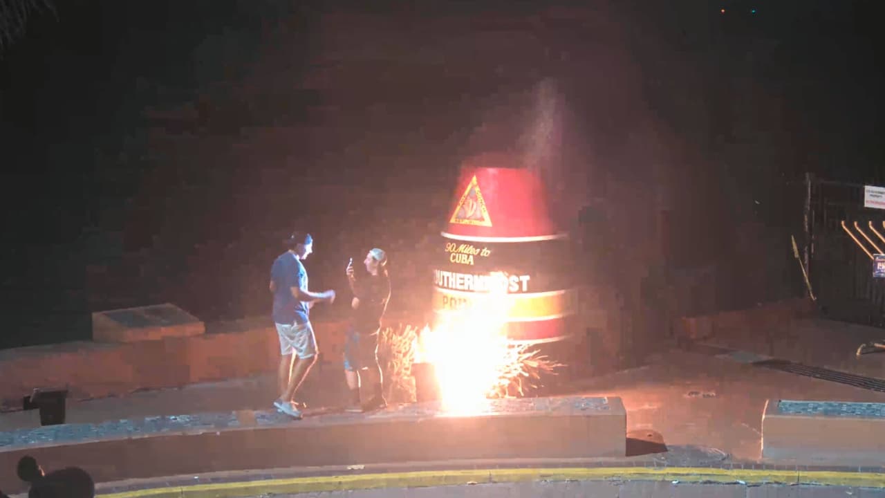 Video capta el momento en que vándalos queman la boya del punto más al sur de EEUU en Key West