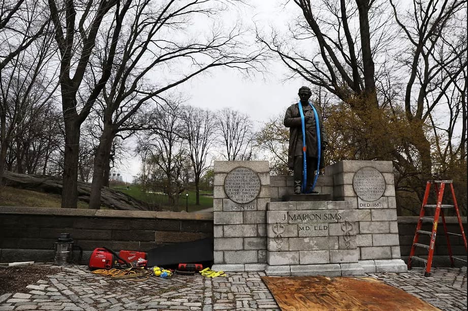 <b>La estatua de J. Marion Sims</b>, “el padre de la ginecología moderna” fue movida de Central Park al cementerio Green-Wood donde reside su tumba. Sims hacía experimentos médicos con mujeres negras esclavizadas sin usar anestesia.