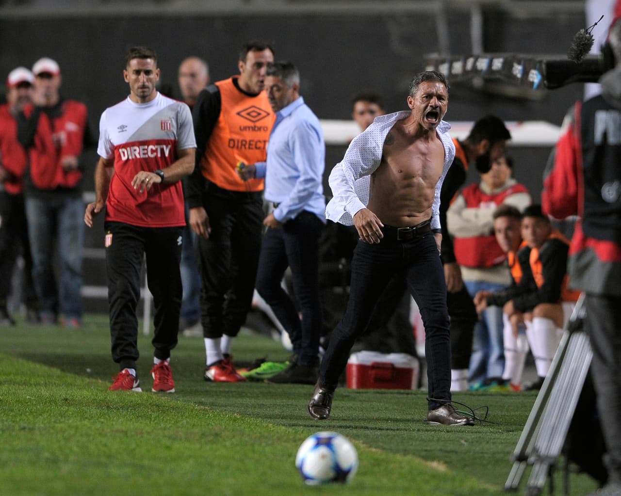 Sin embargo, enfureció: se rompió la camisa y pateó un balón en un ataque de ira.