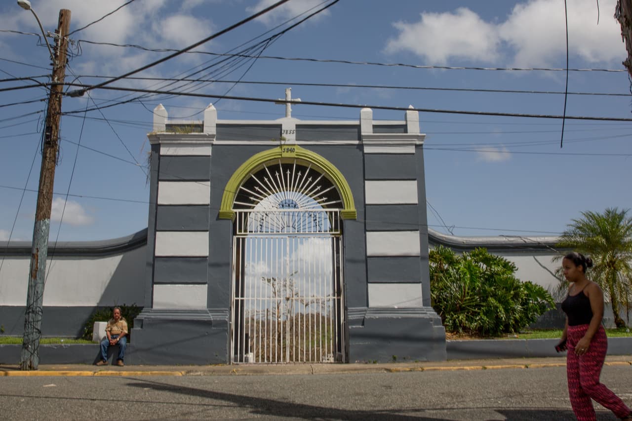 Vecinos del cementerio de Lares reclaman a las autoridades que aún no tienen información sobre el estado de sus familiares enterrados en la ladera derrumbada. La alcaldía planea trasladar varios miles de ataúdes a otro terreno más estable que aún es evaluado por geólogos.
