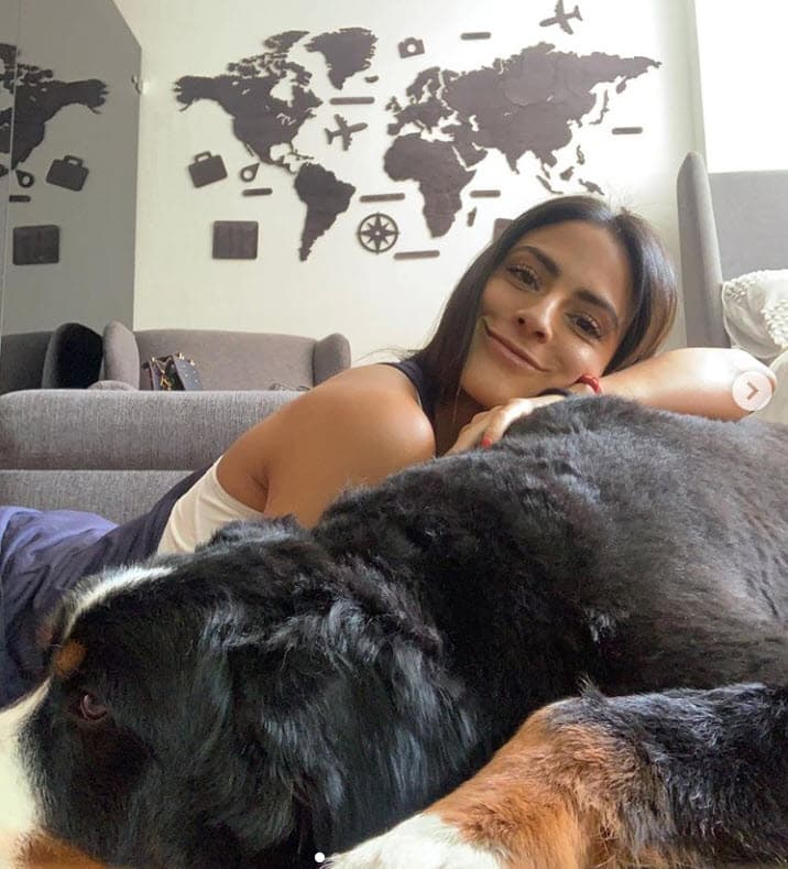 Aunque él reside en Miami y ella en la Ciudad de México, ambos se han dado espacios para viajar y estar juntos y presumen su amor en redes sociales cada vez que lo desean. 
<br>