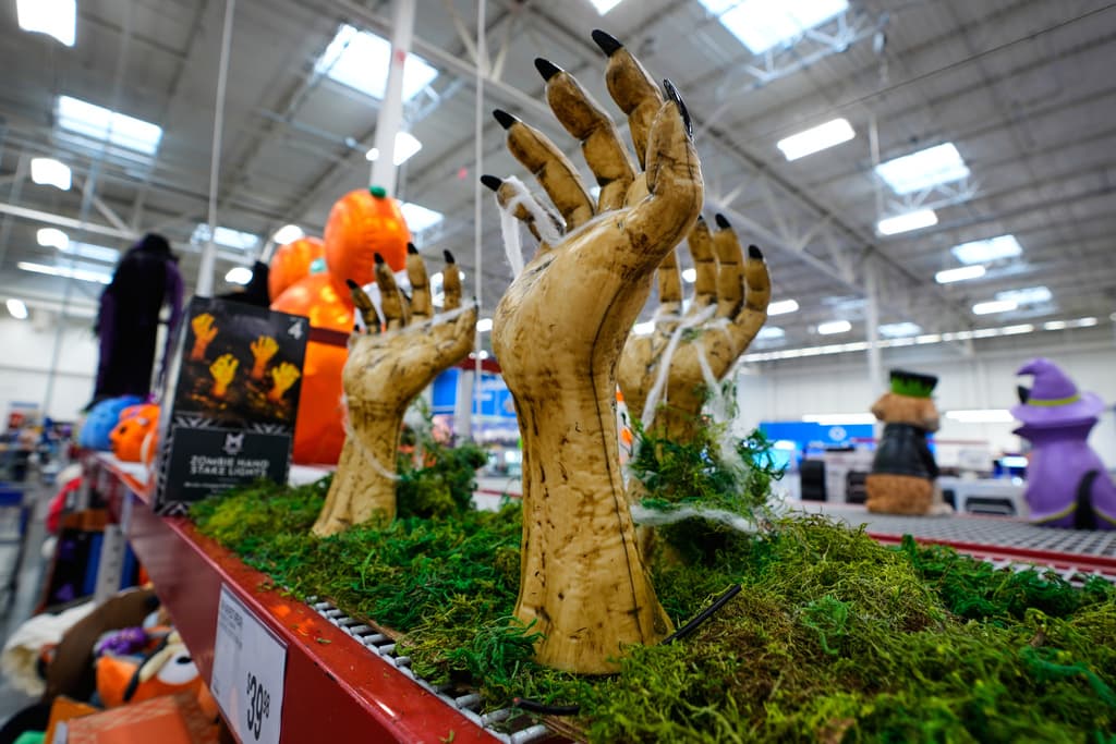 <b>Decorar el interior del maletero o el tablero con motivos de Halloween es una opción divertida y segura</b>. Como puedes ver en la imagen, estas manos de zombies son una opción divertida para colocarlas por fuera, en la parte superior de la carroza o de la cajuela, sin intervenir en la visión del conductor.