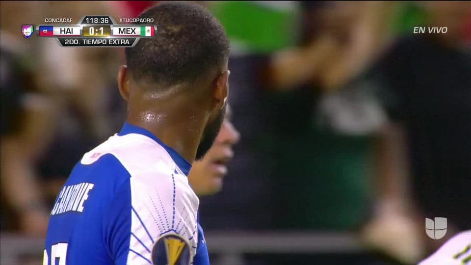 ¡CERCA!. Mikael Cantave disparó que se estrella en el poste.