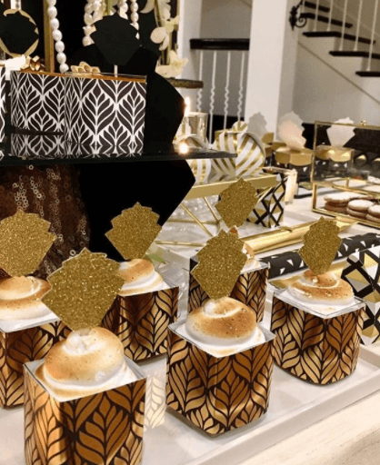 El dorado y el negro predominaron en la mesa de postres.