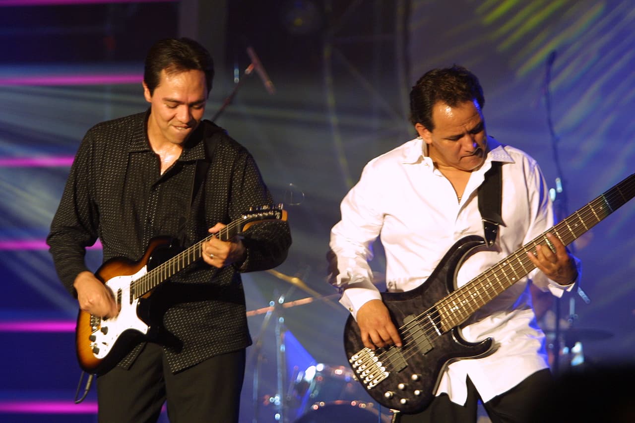 <h2 class="cms-H2-H2">Los Temerarios Premio Lo Nuestro a la Excelencia 2005</h2>
<br>La agrupación mexicana 
<b>Los Temerarios</b> recibió esta galardón en 2005 gracias a los años de trayectoria y el éxito que han tenido.