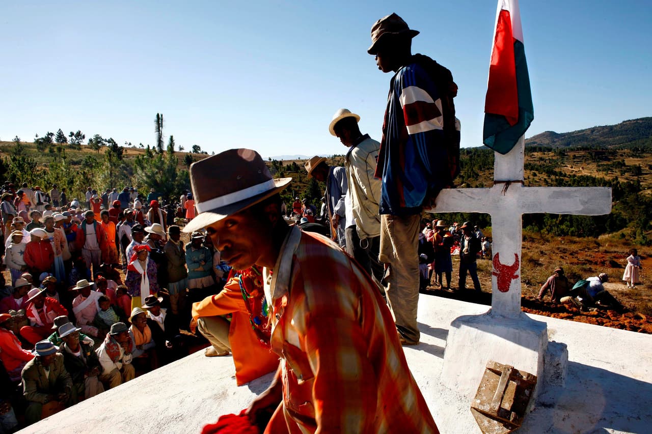 <b>‘Famadihana’</b>
<br>
<br>Esta fiesta se realiza cada siete años en Madagascar y su nombre significa en español literalmente ‘funeraria’. 
<br>
<br>Los ciudadanos acuden a los cementerios a sacar los restos de sus seres queridos de las tumbas, para envolverlos en sudarios o vestirlos. Comparten desfiles, música, bailes mientras honran a sus difuntos.
<br>