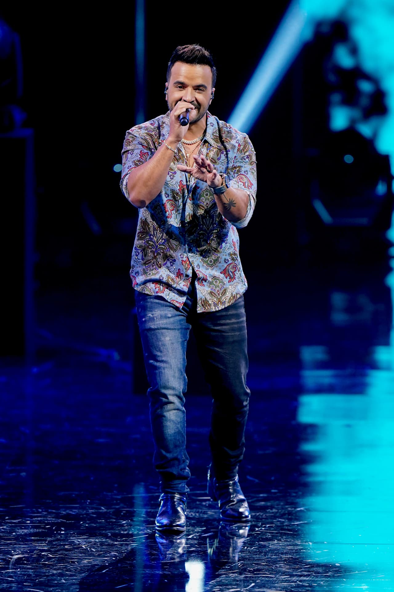 Los artistas que se presentarán en Premio Lo Nuestro 2021 se han preparado de forma ardua y disciplinada. Luis Fonsi es uno de ellos y en el tercer día de ensayos se subió al escenario del American Airlines Arena en Miami, Florida, para preparar su número musical.