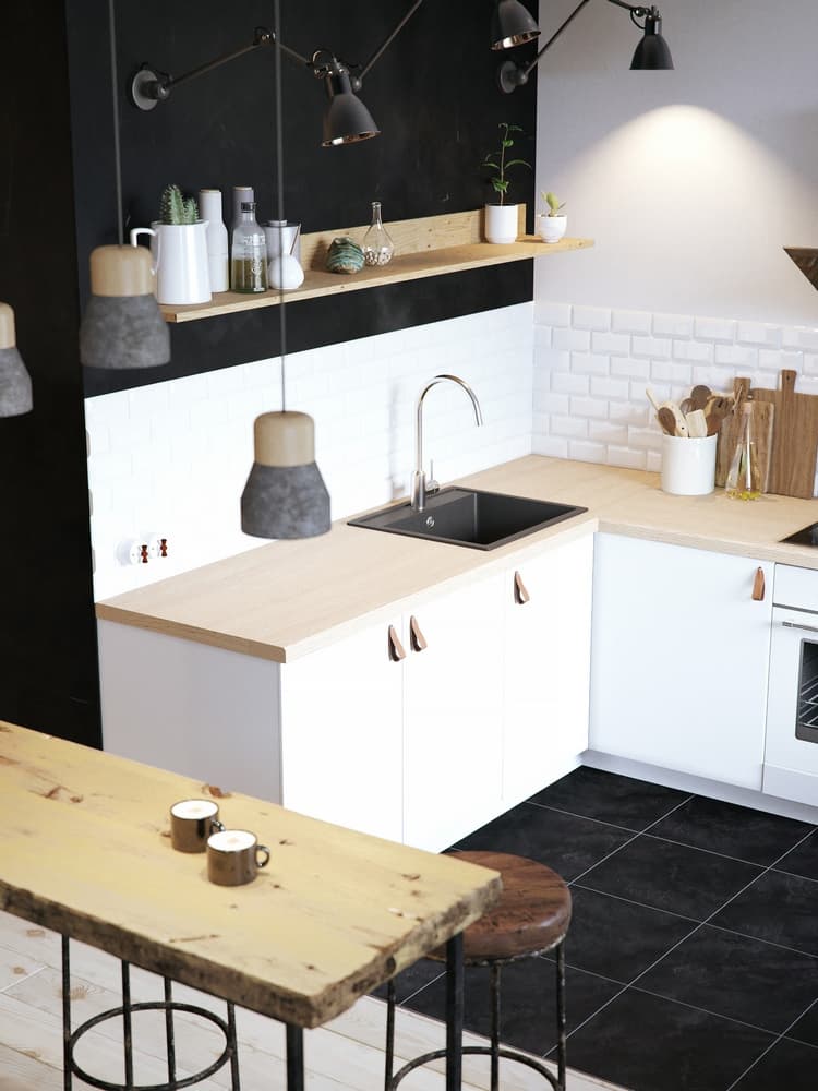 La cocina abierta y una tabla acondicionada como mesa rústica alta permite que dos personas se sienten a comer en bancos, que ocupan mucho menos espacio que unas sillas.