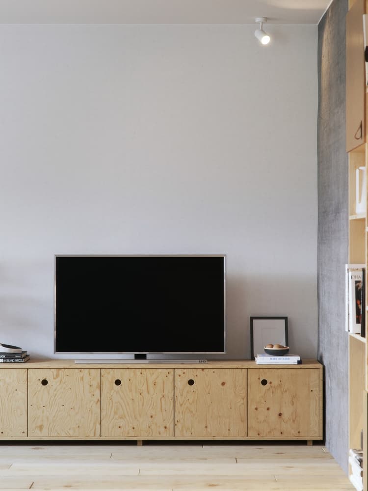 La base de la televisión es un mueble que permite almacenar objetos sin robar demasiado espacio, sobre todo vertical.