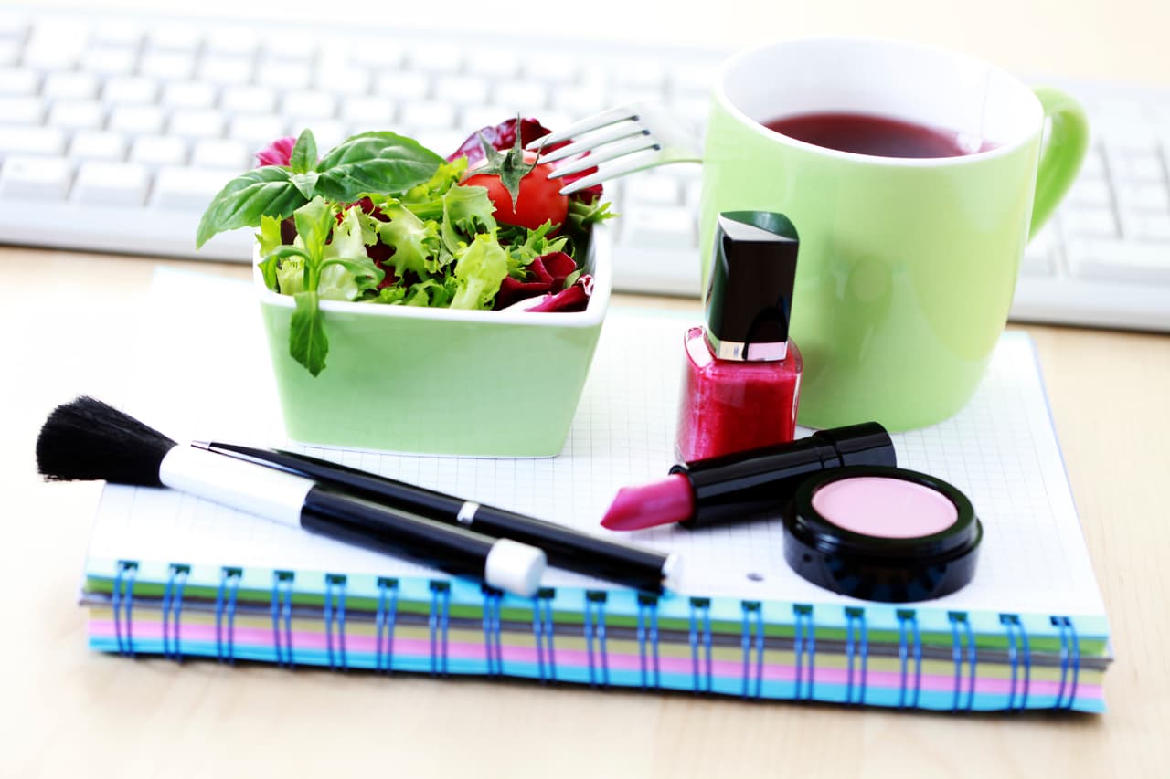 Guarda los elementos de aseo personal. Cepillo, dentífrico, labial y espejito: que estos objetos estén desparramados por tu escritorio, no transmite esa imagen profesional y prolija que quieres dar. Así como tienes un nécessaire para el bolso, ten uno en el escritorio para estos ítems.