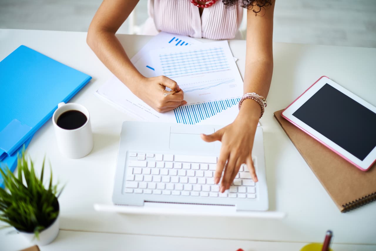 Designa un espacio para la escritura. En una era en la cual casi todo se resuelve con la computadora, siempre queda algo para escribir a mano, un formulario que llenar, un papel que firmar o algo que documentar. Entonces, libera un pequeño espacio en el escritorio para ese fin.