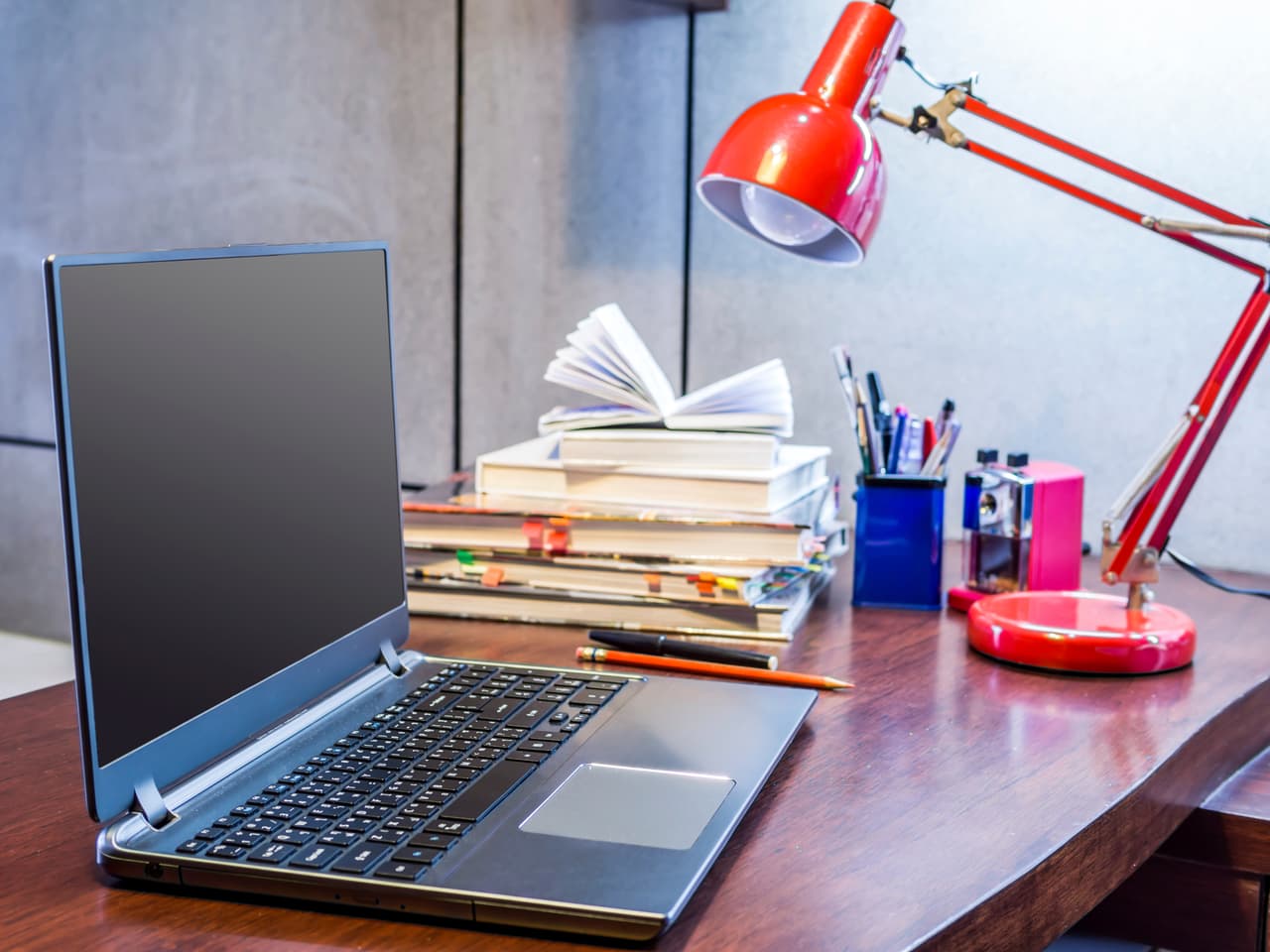 Un día a la semana. Mantén un orden permanente. De lo contrario, tu cubículo volverá a ser un caos tras un par de días de trabajo duro. Desocupa un ratito de tu tiempo cada viernes o lunes, para mantener tu nuevo sistema de organización personal.