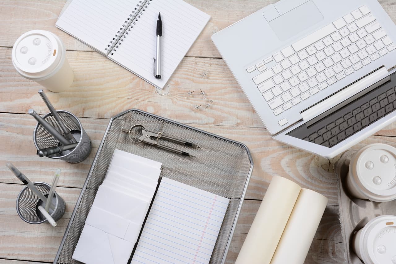 Deja tus papeles personales en casa. Evita guardar cualquier documento o factura personal en tu lugar de trabajo. Mezclar archivos en ambos sitios puede ser la receta perfecta del desastre. Si necesitas llevar papeles personales a la oficina, designa una carpeta o caja donde colocarlos.