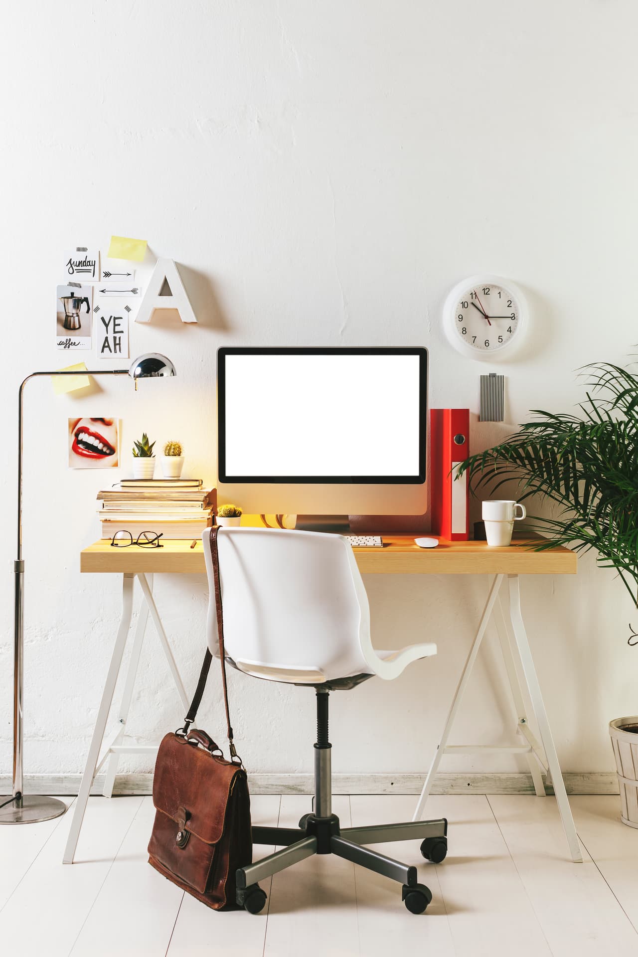 Mídete con la decoración de las paredes. Demasiadas fotos familiares, dibujos de tus hijos y sobrinos, o frases inspiradoras en las paredes, alimentan el caos visual. Procura dejar un 80% de la superficie vacía, sugiere Kostelny.