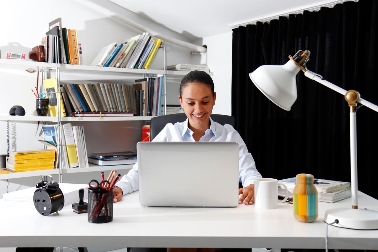 Un cubículo ordenado te ayudará a hacer mejor tu trabajo. Menos desorden ¡equivale a menos distracción! Así que empieza a organizar ese espacio, con estos tips para lograr escritorios modernos y libres de caos.