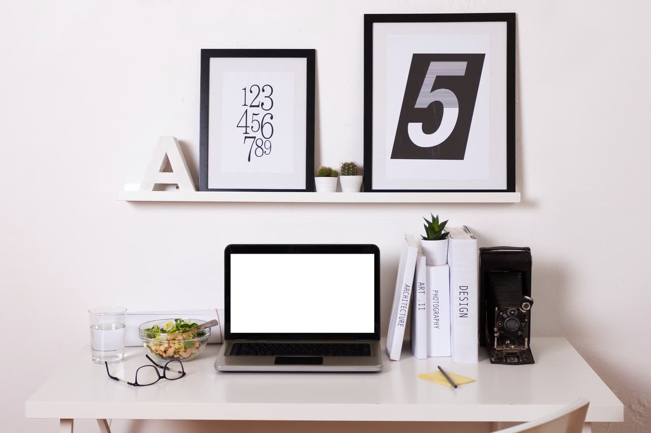 Adiós a la suciedad. Esto incluye tazas de café y cubiertos sin lavar, o servilletas y sobrecitos de azúcar usados. Si comes en el escritorio, deberás hacer el doble de esfuerzo para mantener tu lugar de trabajo libre de comida o vajilla sucia.