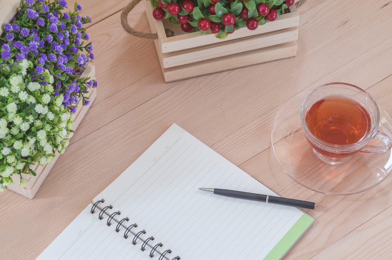 Añádele personalidad. Ordenado no significa vacío. Dale un toque personal y verde a tu escritorio. Una buena idea es incluir flores frescas o pequeñas plantas, ya sea en originales floreritos amurados a la pared, o en mini cajas de madera.