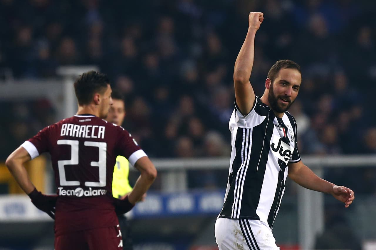 Higuaín decide el derbi de Turín y refuerza liderato de Juventus
