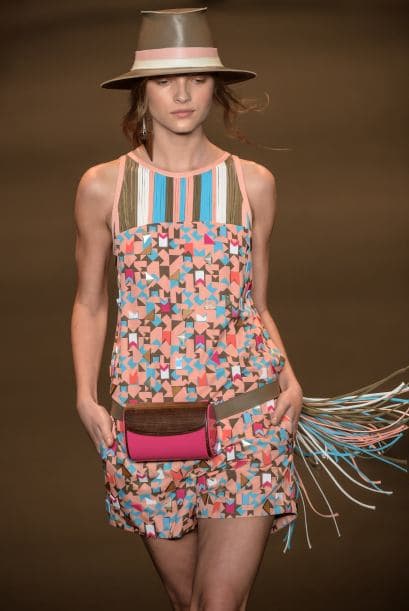 Así, no se te volará con el viento, pero tampoco te dejará marcas rojas en la frente cuando te lo quites.