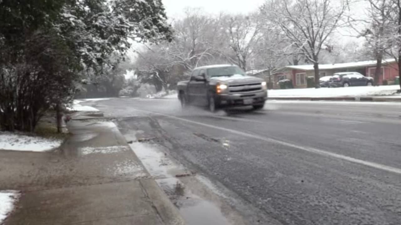 Siempre mira por delante de tu vehículo para asegurarte de tener tiempo y espacio para detenerte de manera segura. Mantén el control en caso de que derrapes.