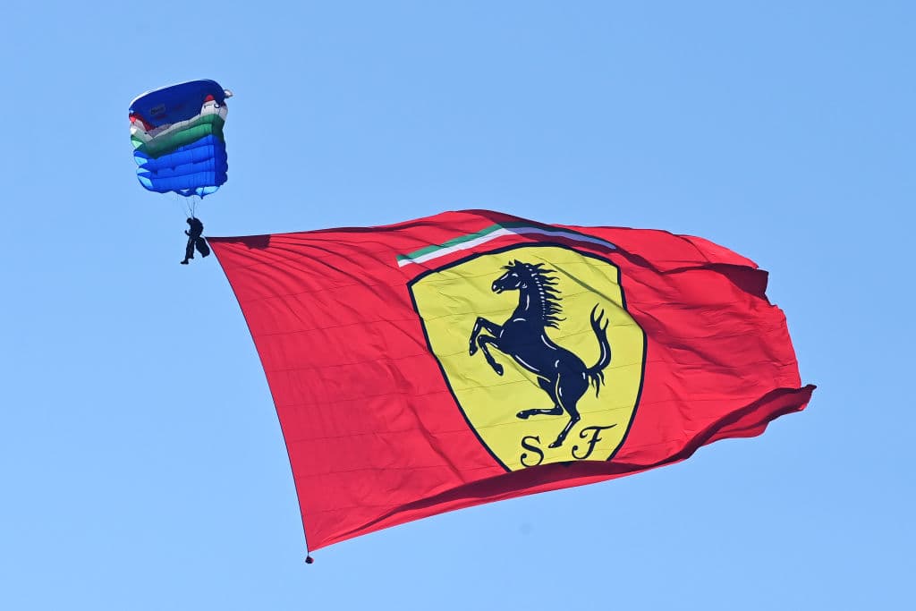 Lewis Hamilton se lleva el Gran Premio de la Toscana, sumando su sexta victoria de la temporada y la número 90 de su trayectoria. La carrera se vio accidentada por el Safety Car, provocando banderas rojas.