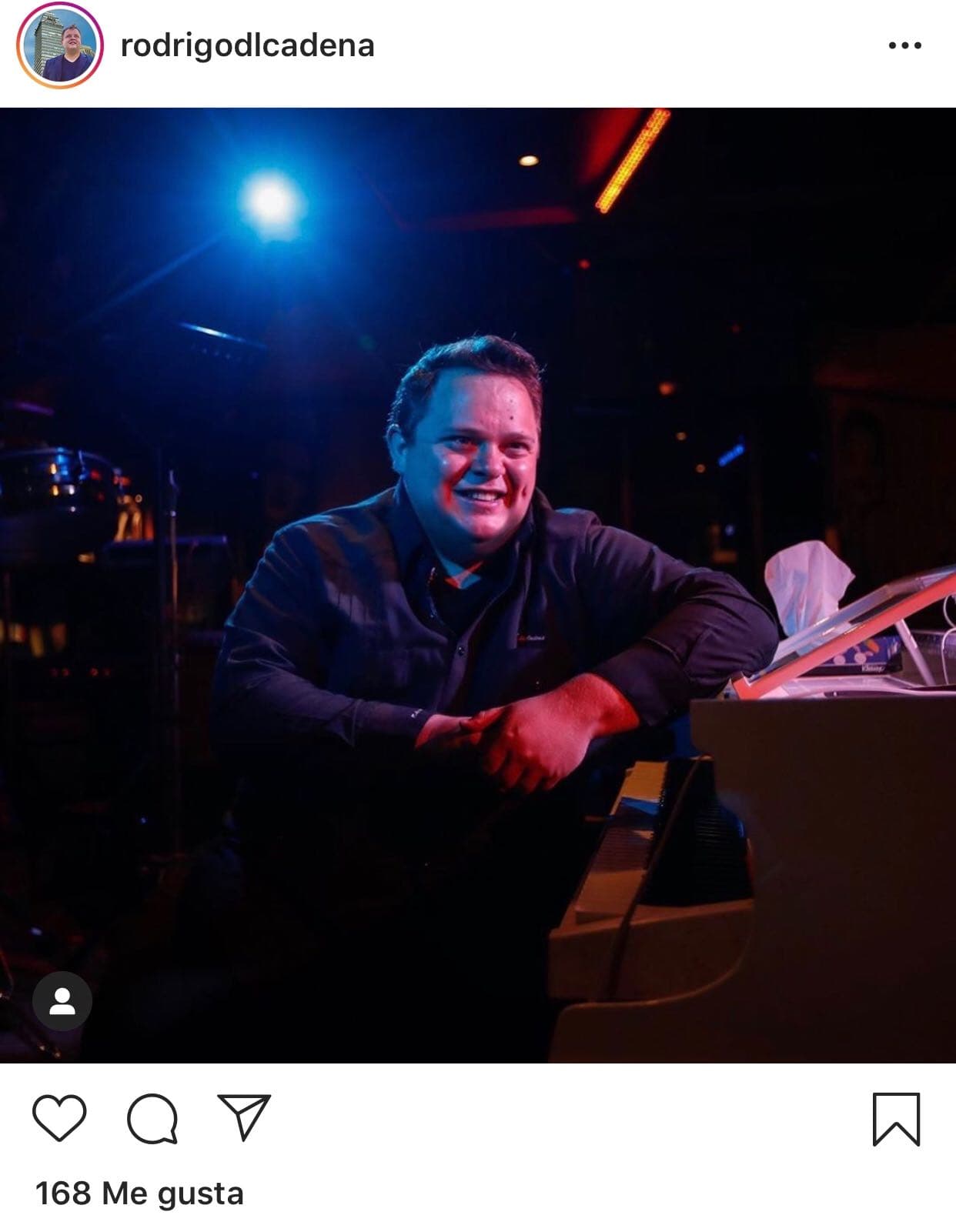 Incluso, Alejandra Ávalos comentó que el cantante 
<b>Rodrigo de la Cadena</b>, quien fuera muy cercano a Gualberto Castro, también vio al fallecido intérprete en el escenario.