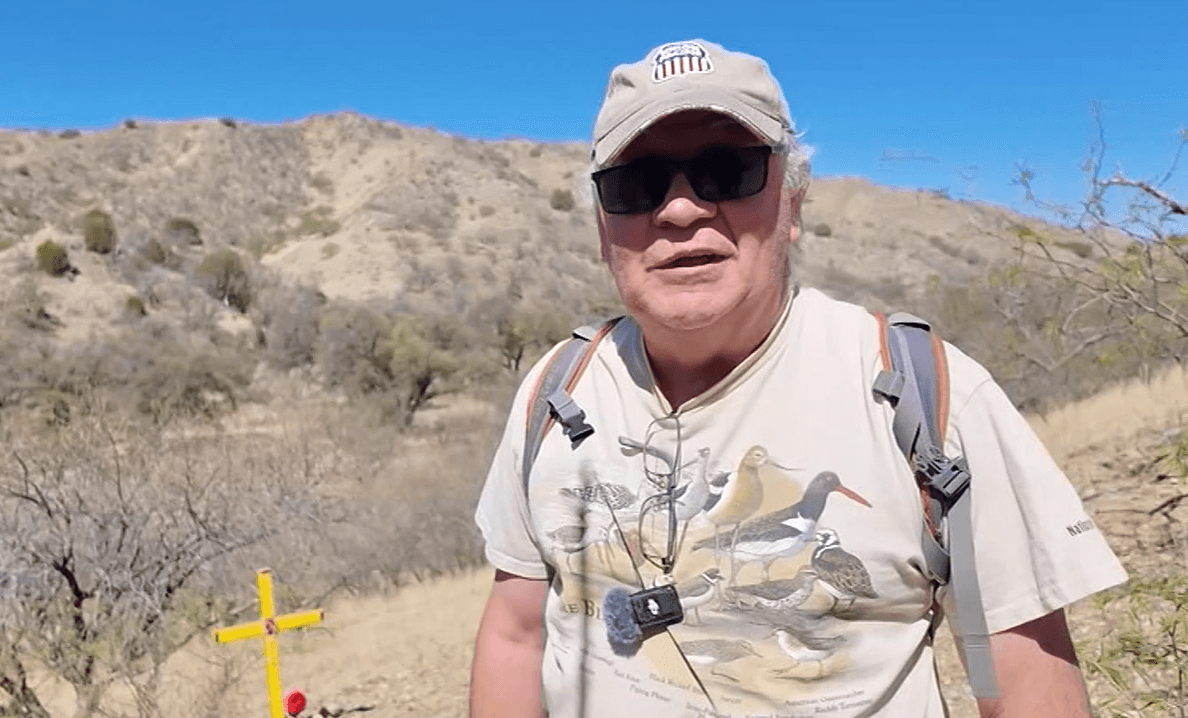 La puso allí
<b> Álvaro Enciso</b>, un colombiano que dedica parte de su tiempo a colocar cruces en sitios donde inmigrantes han tomado su último aliento.