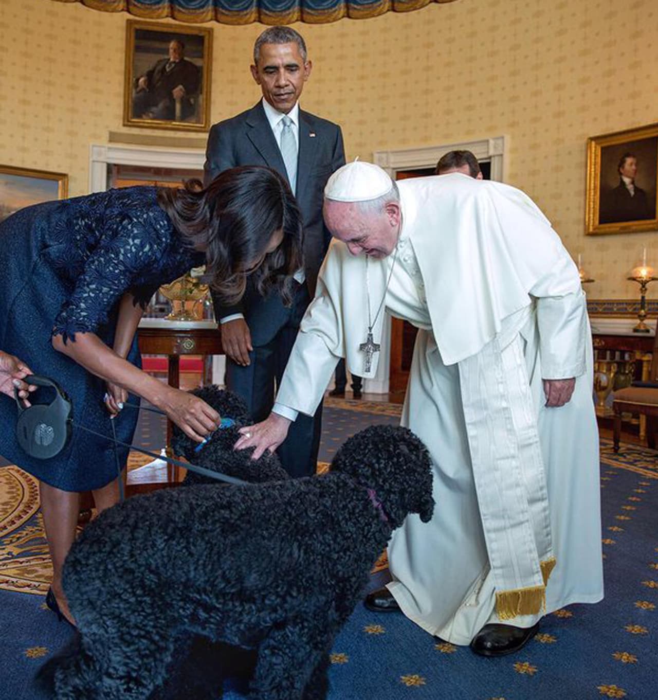 <b>Los perros y el Papa.</b> Francisco, el jefe de la iglesia católica, saluda a las mascotas de la familia presidencial junto a Barack y Michelle Obama en su visita a la Casa Blanca, 2015.
