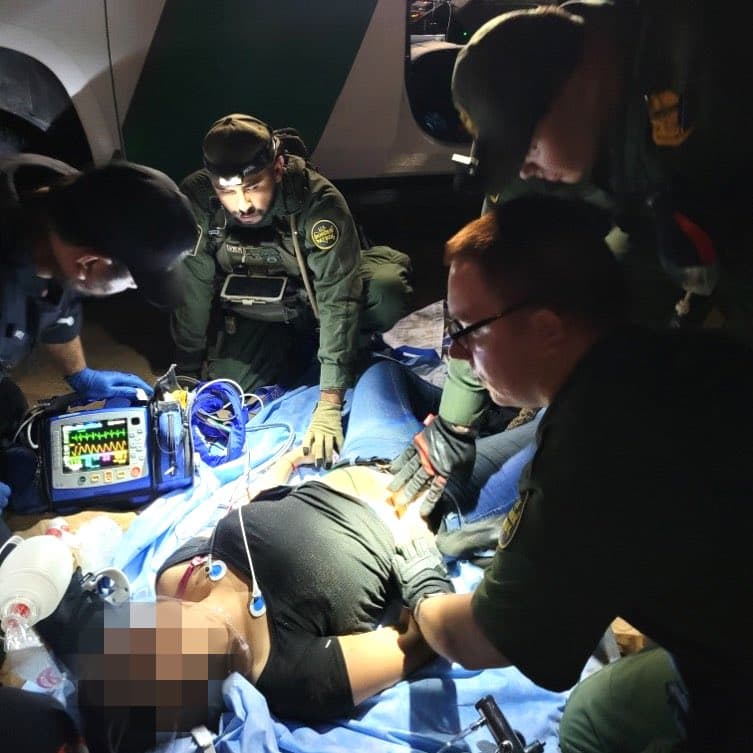 Los agentes respondieron a una llamada al 911 de un grupo de tres migrantes que estaban varados en el desierto al sur de Foothills y necesitaban agua. La persona que llamó declaró que una mujer del grupo necesitaba atención médica. Cuando los agentes llegaron a la escena, encontraron a un ciudadano mexicano de 21 años convulsionado y en estado crítico. Solicitaron una ambulancia aérea y la mujer fue estabilizada y posteriormente trasladada en avión al Centro Médico Regional de Yuma para recibir atención avanzada.