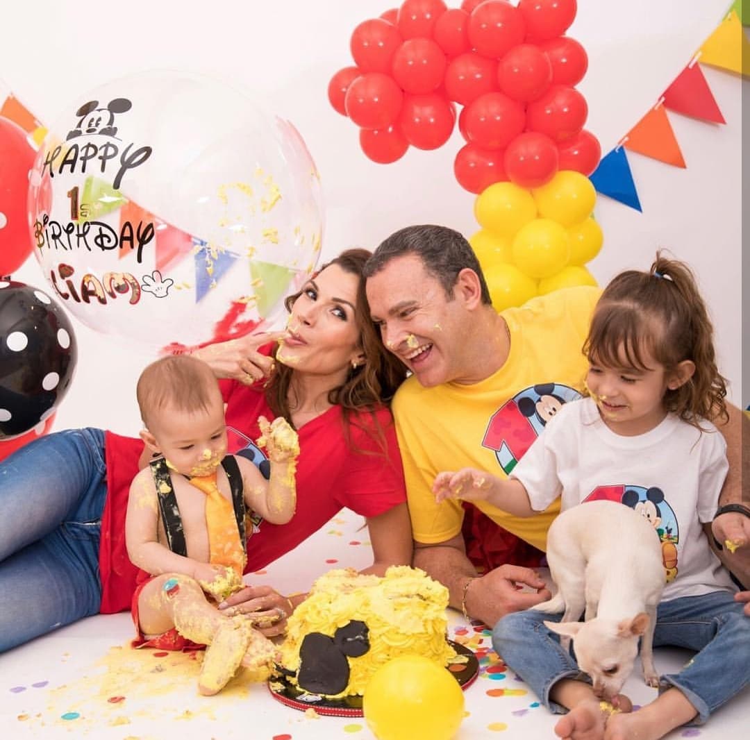 Alan, Cristy y Michelle portaban camisas acordes con el lindo vestuario del festejado. No hay duda de que todos los detalles del festejo fueron muy originales. 
<br>