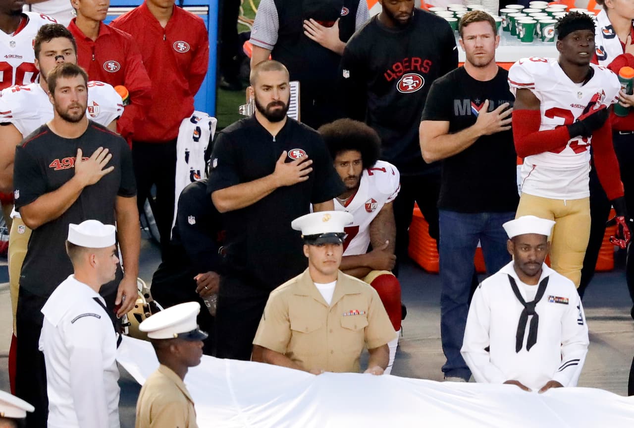 A inicios de septiembre Colin Kaepernick, de los San Francisco 49ers de la NFL, se arrodilló durante el himno de los Estados Unidos en forma de protesta contra la opresión racial y los abusos atribuidos a distintas autoridades.