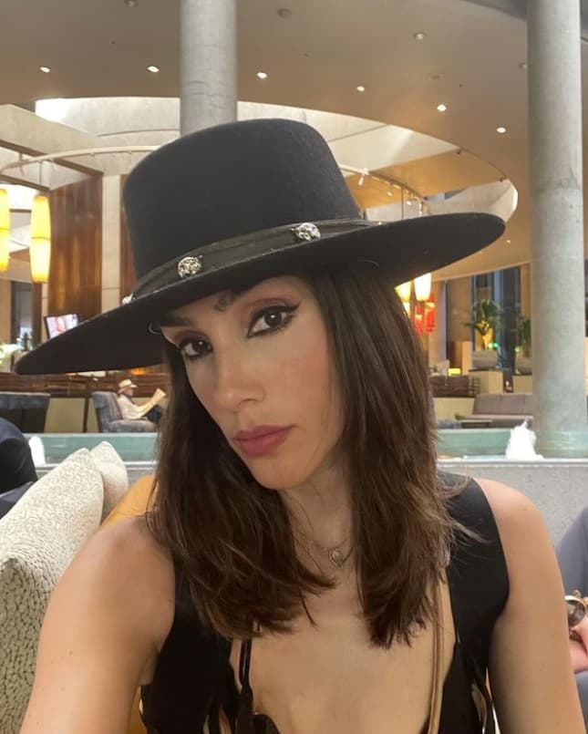 "Ya cuando eres una mamá, una mujer de casa, tienes que estar buscando proyectos que no te consuman mucho tiempo y por eso también he tenido que dejar un poco mi parte de actriz, no la voy a dejar al cien por ciento, pero sí tengo que buscar proyectos que sean muy precisos, que no me ocupen mucho tiempo porque no puedo dejar de ver a mi familia".