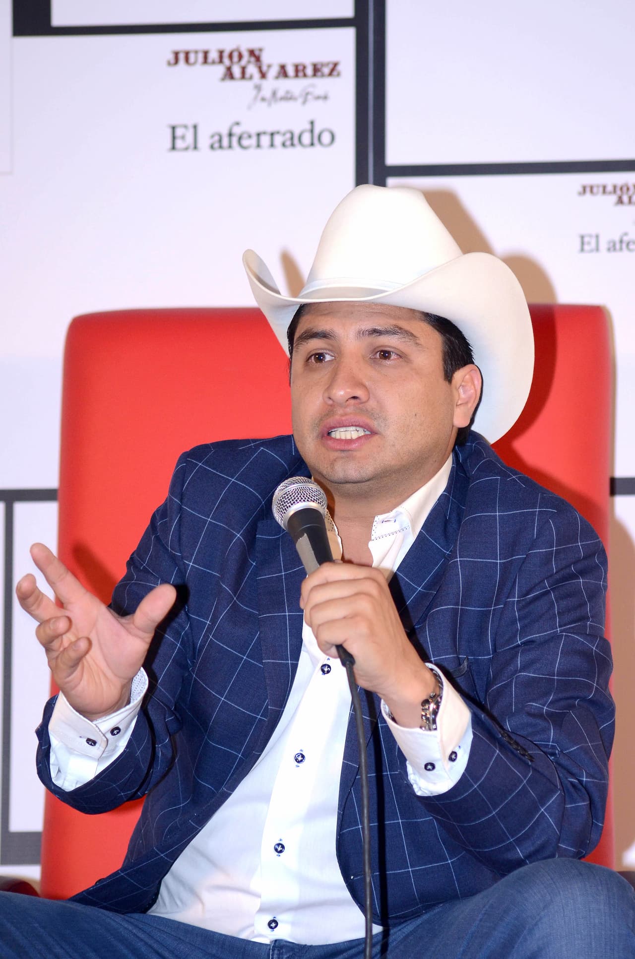 "A mí me gustan las mujeres muy damitas, pero dedicadas a la casa, y sobre todo, por mi trabajo, a mí me gusta que me atiendan y que cuando llegue mi casa esté en orden, pero no por eso le estoy perdiendo el respeto a las mujeres..."